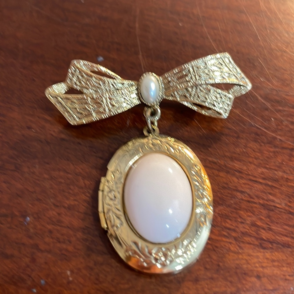 1928 Victorian collection locket brooch bow faux pearl gold tone.
